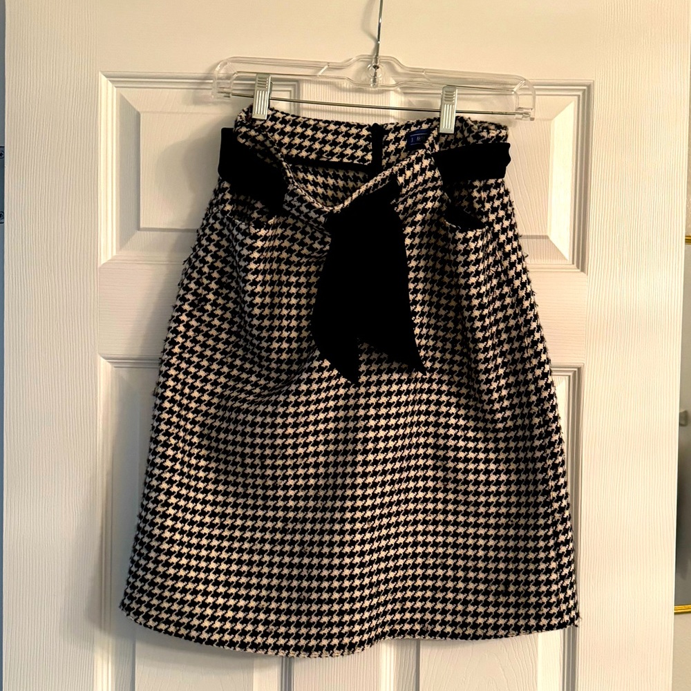 Super cute, houndstooth skirt from JMclaughlin. Size 8